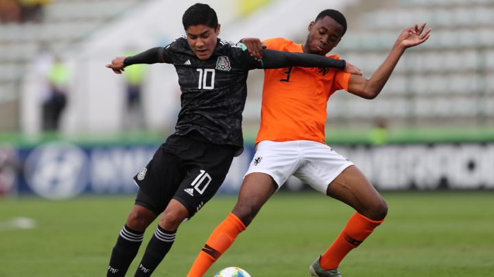 Soccer Football - FIFA Under 17 World Cup - Semi Final - Netherlands v Mexico - Bezerrao Stadium, Brasilia, Brazil - November 14, 2019 Mexico's Israel Luna in action with Netherlands' Melayro Bogarde REUTERS/Sergio Moraes