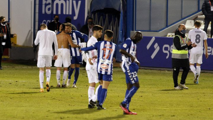 Los jugadores del Madrid se retiran de El Collao