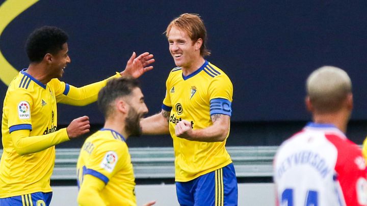Álex, del Cádiz, celebra su gol contra el Alavés.
