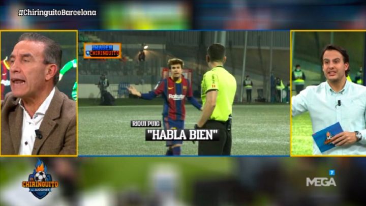 Riqui Puig dialoga con el árbitro Soto Grado durante el partido de Copa del Rey entre el Cornellà y el Barcelona.