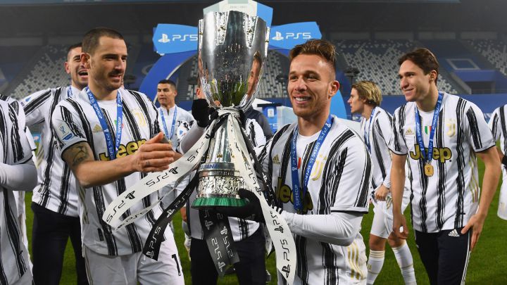 Arhur levanta la Supercopa de Italia, su primer título con la Juventus.