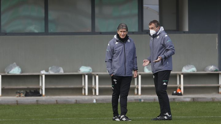 Manuel Pellegrini, antes de jugar contra la Real Sociedad, no le echa a la culpa de la rotura que tuvo Sergio Canales: "Se pudo lesionar en otro sitio".