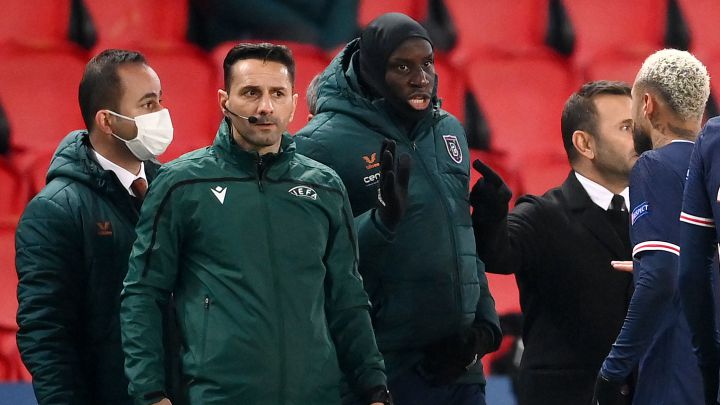El cuarto árbitro del PSG-Istanbul vuelve a dirigir un partido