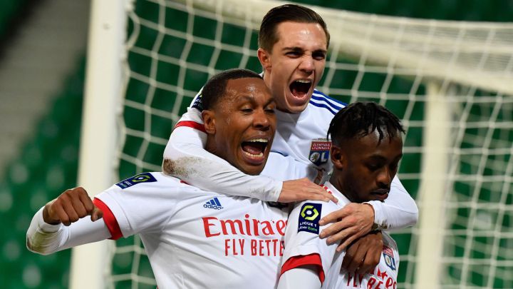 Los jugadores del Lyon celebran un gol