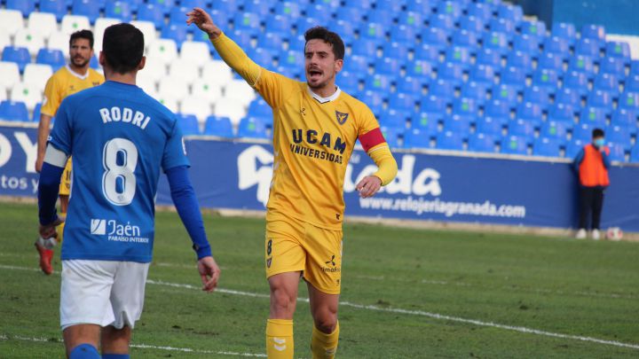 El UCAM CF consuma su caída