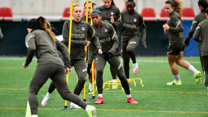 Turid Knaak, centrocampista del Atlético, se ejercita con sus compañeras en Alcalá.