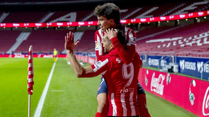 João Félix celebra con Suárez el gol del uruguayo.