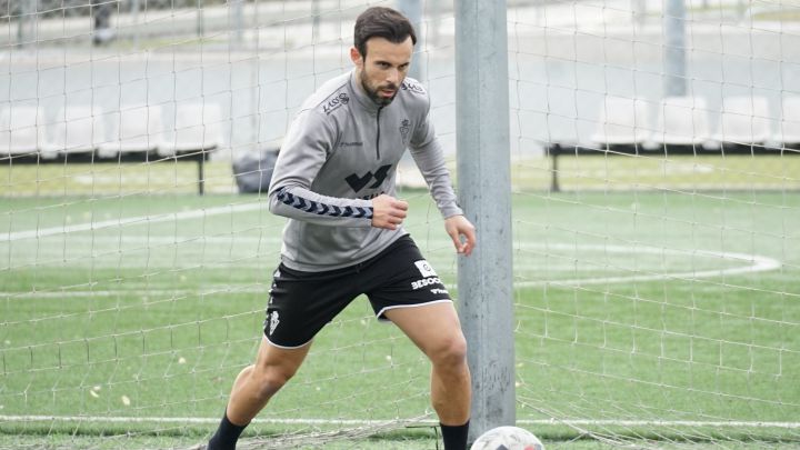 Molinero vuelve a vestir de grana