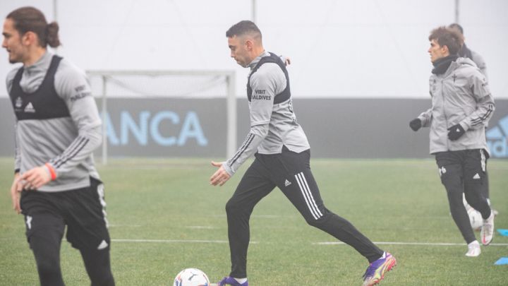 Iago Aspas se dispone a golpear el balón durante el entrenamiento de esta mañana en la ciudad deportiva