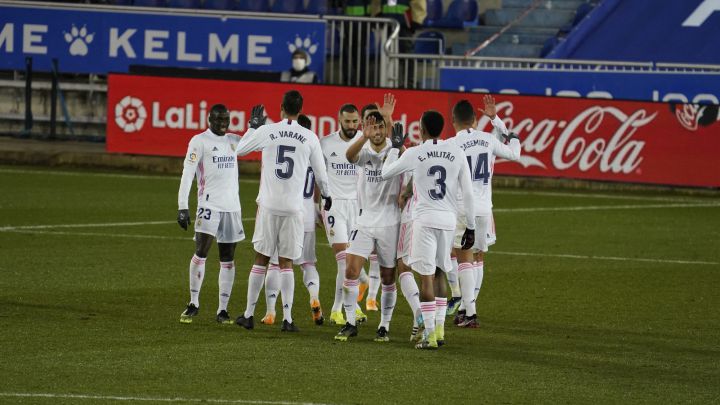 Los jugadores del Madrid celebran el tercer tanto blanco, obra de Hazard, ante el Alavés.