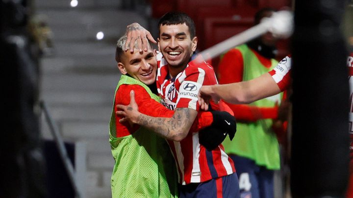 Torreira celebra con Correa un gol del Atlético.