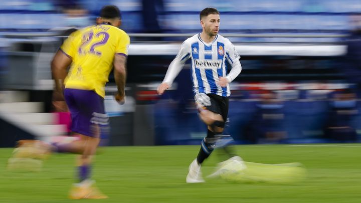 Embarba, en acción con el Espanyol y ex del Rayo Vallecano, iguala en palos a Benzema del Madrid y Messi del Barcelona.
