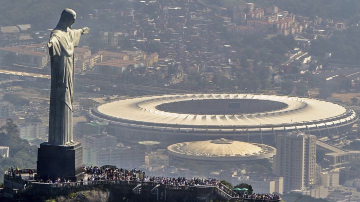 Una visión aerea del Cristo Redentor del Corcovado con el estadio Maracanã al fondo, la sede de la final de la Copa Libertadores 2021, en Río de Janeiro.