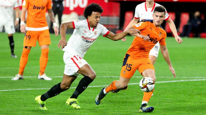 Jules Kounde y Hugo Guillamón, en el Sevilla-Valencia.