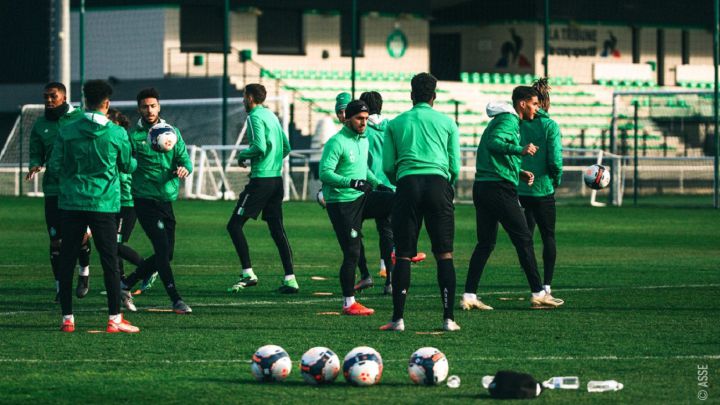 Los hinchas del Saint Étienne interrumpen el entrenamiento
