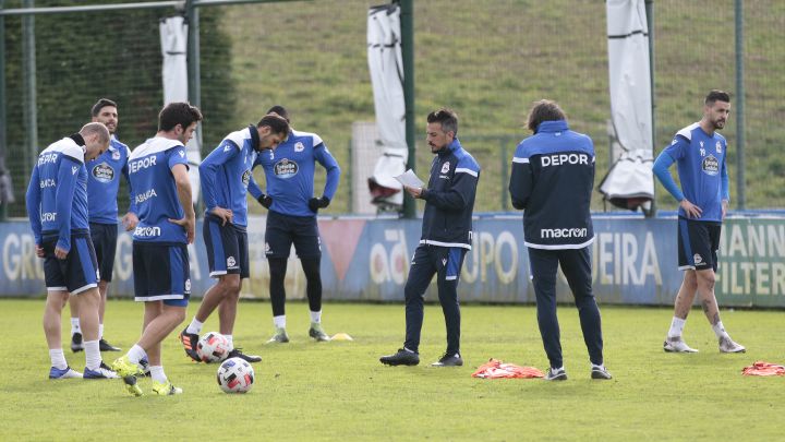 Rubén de la Barrera, dando instrucciones a sus jugadores antes del partido contra Unionistas.