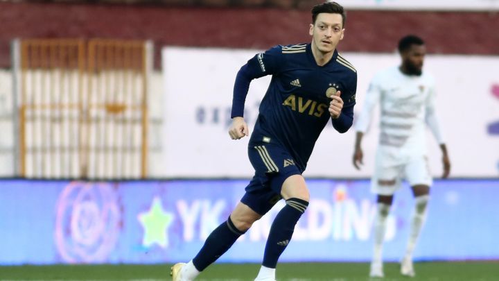 Özil debuta con victoria