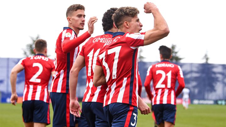 Los jugadores del Atleti B celebran el gol de Camello al Atlético Baleares.