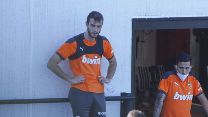 Ferro deja atrás su casa y se mira en el espejo de Ezequiel Garay