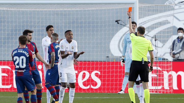 Competición desestima el recurso por la roja a Militao