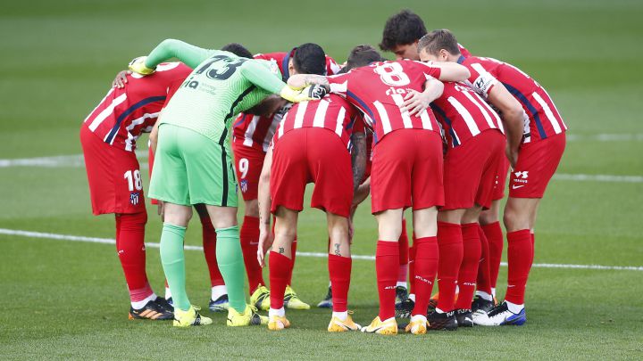 Los jugadores del Atlético hacen piña antes del partido contra el Cádiz.