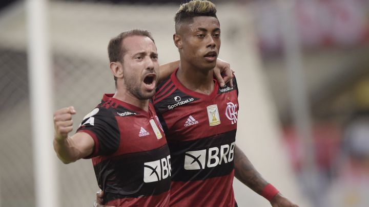 El equipo carioca ganó con goles de su dupla atacante y aprovechó el empate de Internacional para quedar a dos puntos del liderato con un duelo entre ambos.
