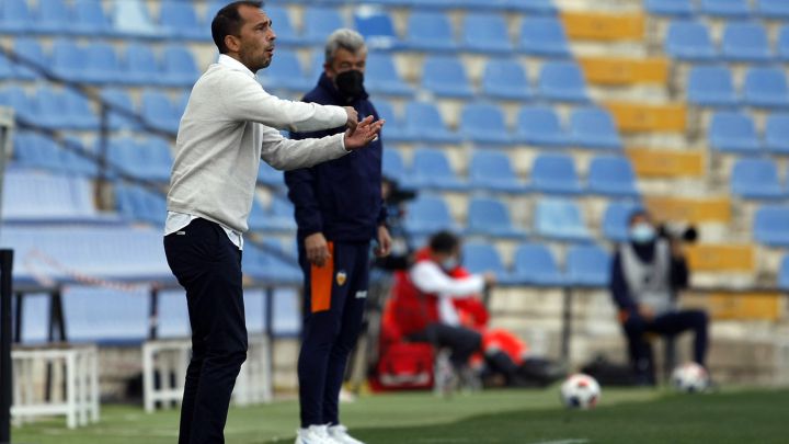 Esteve: "El campo artificial no es excusa, hay que centrarse en ganar"