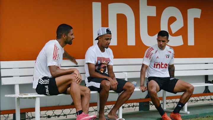 El delantero, que ha anotado 22 goles en la actual temporada, se despidió este mismo viernes de sus compañeros en el Centro de Entrenamientos del Sao Paulo.