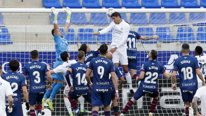El defensa del Real Madrid Raphael Varane marca de cabeza el primer gol al Huesca.