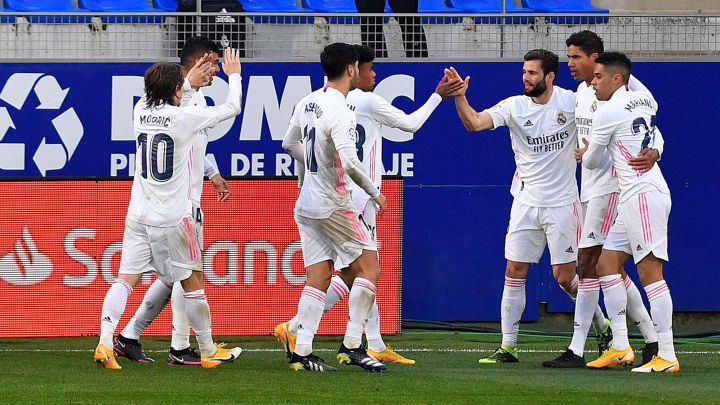 Los jugadores del Real Madrid celebran el segundo gol de Varane al Huesca.
