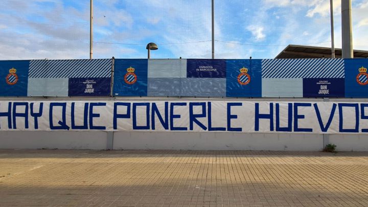 La pancarta de la peña Juvenil 1991 en la ciudad deportiva Dani Jarque, del Espanyol.