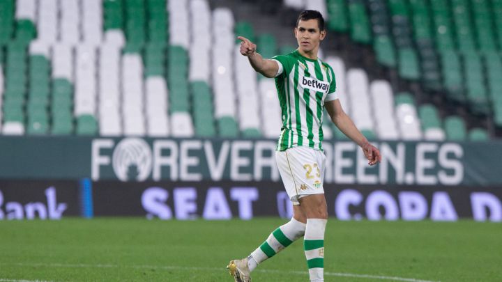 El defensa del Betis Aissa Mandi no ha renovado un contrato que termina en junio y en Arabia Saudí tienen interés en contar los servicios del argelino.