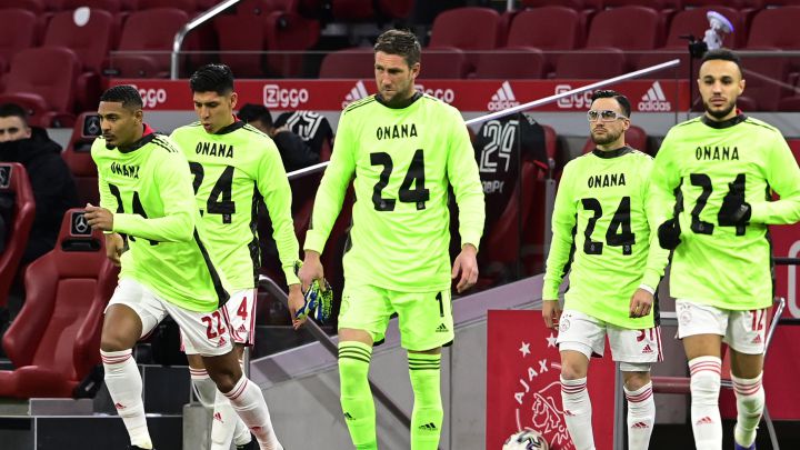 El Ajax salta a calentar con la camiseta de Onana, suspendido un año por dopaje