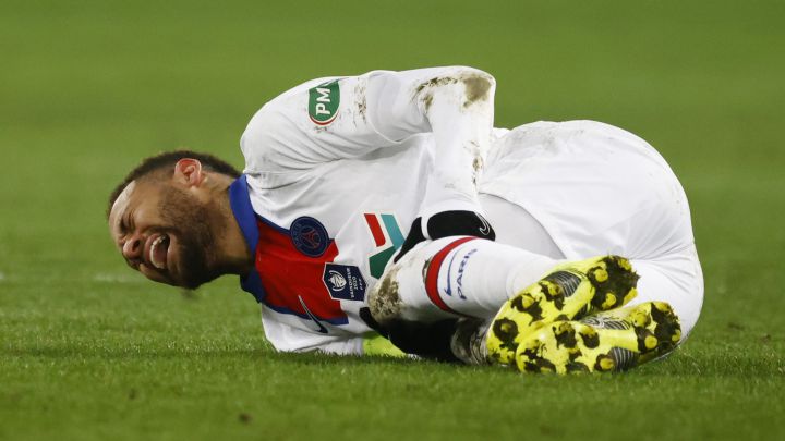 Neymar ruled out of Barcelona first leg and doubtful for return