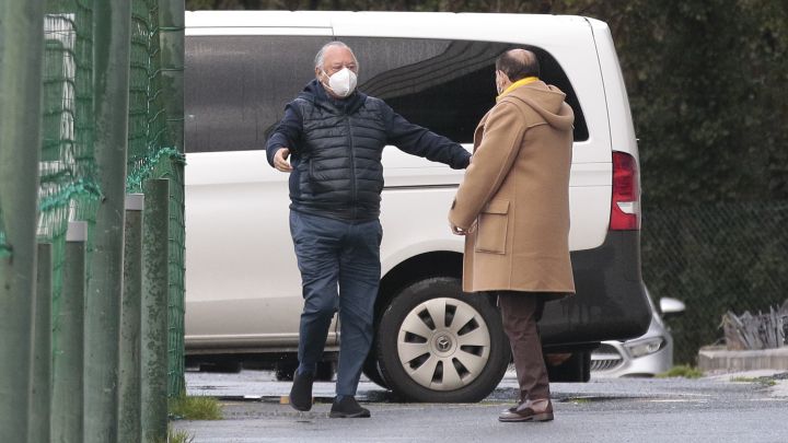 Cebrián, saludando a Barros Botana, delegado del Deportivo.