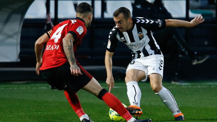 Berrocal, con el brazalete de capitán, trata de frenar el avance de Rubén Díez.