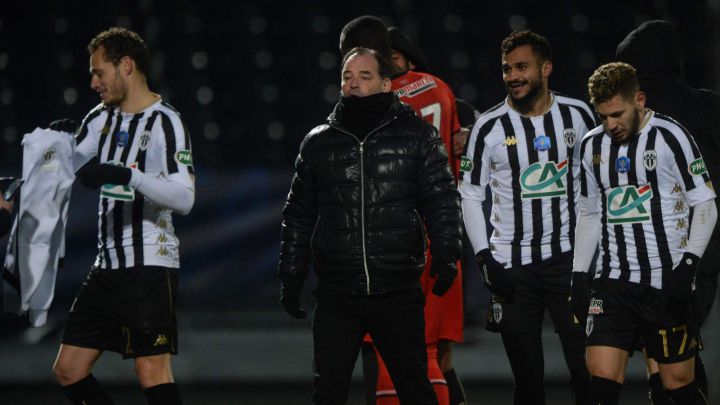 El entrenador del Angers celebra el pase en Copa con sus jugadores