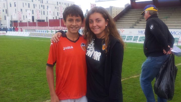 Víctor Chust y su hermana Denise, en la etapa del central en la Academia del Valencia.