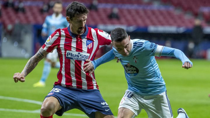 Savic protege el balón contra Aspas.