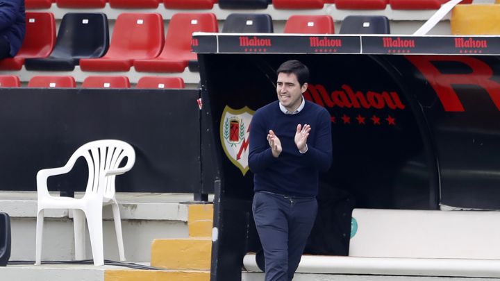 Iraola, animando a sus jugadores desde el banquillo de Vallecas.
