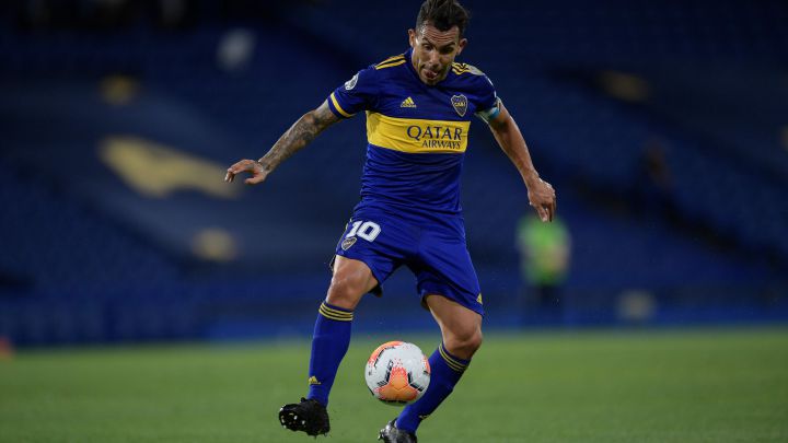 Carlos Tévez controla un balón durante un partido de Boca Juniors.