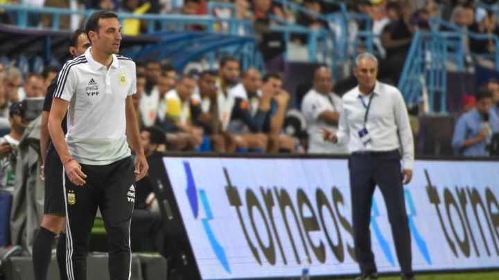 Lionel Scaloni, selección argentino, en la banda durante el partido de Copa América ante Brasil.