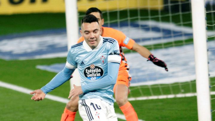 Iago Aspas pugna con Diego González por un balón durante el partido disputado contra el Elche en Balaídos