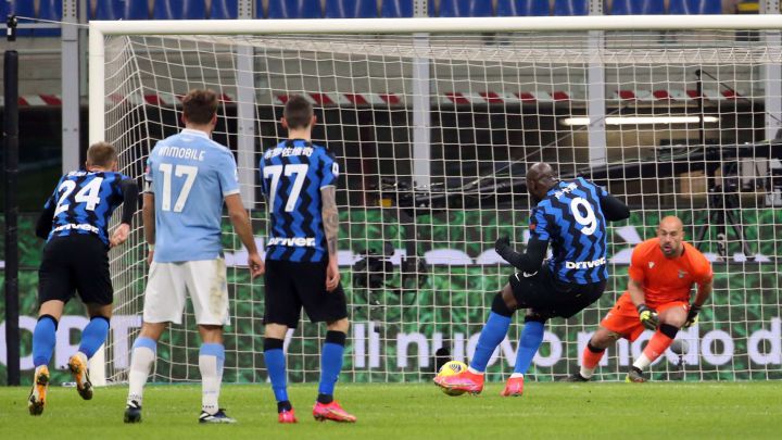 Lukaku marca un gol de penalti