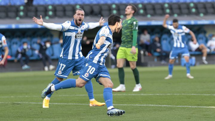 Héctor corre a felicitar a Lara, autor del gol de la victoria.