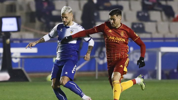 Narváez presiona a Stoichkov en el partido del pasado viernes del Zaragoza en Sabadell.