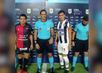 Posa para la foto y lo que le hace al árbitro lleva 1 millón de visitas: ¿falta de respeto?
