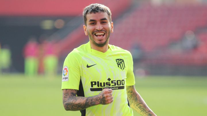 Correa celebra su gol en el Granada-Atlético.