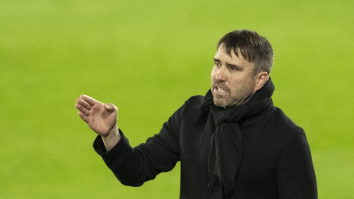 Eduardo Coudet realiza una indicación durante el partido entre el Celta y el Elche.