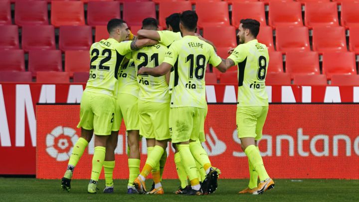 Los jugadores del Atlético celebran un gol al Granada.